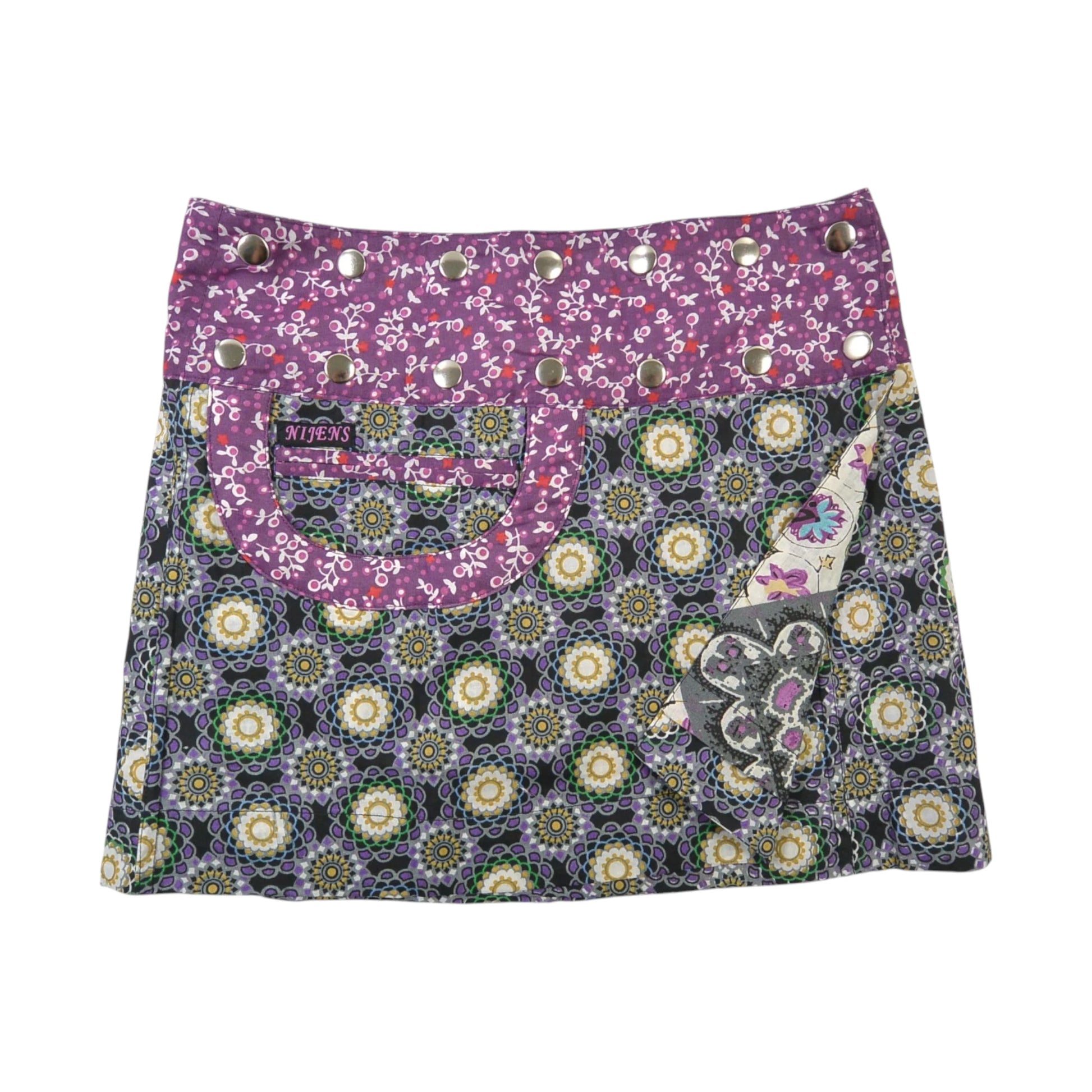 Zweite Seite des Wenderocks mit grauer Blumenoptik und lila Bund mit Blütenmuster – farbenfrohes Design. Nijens