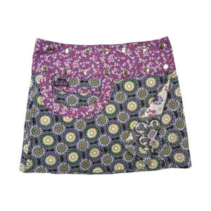Zweite Seite des Wenderocks mit grauer Blumenoptik und lila Bund mit Blütenmuster – farbenfrohes Design. Nijens