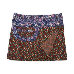 Rückseite des Rocks mit Blumen-Print und floralen Elementen in Braun, Grün und Violett