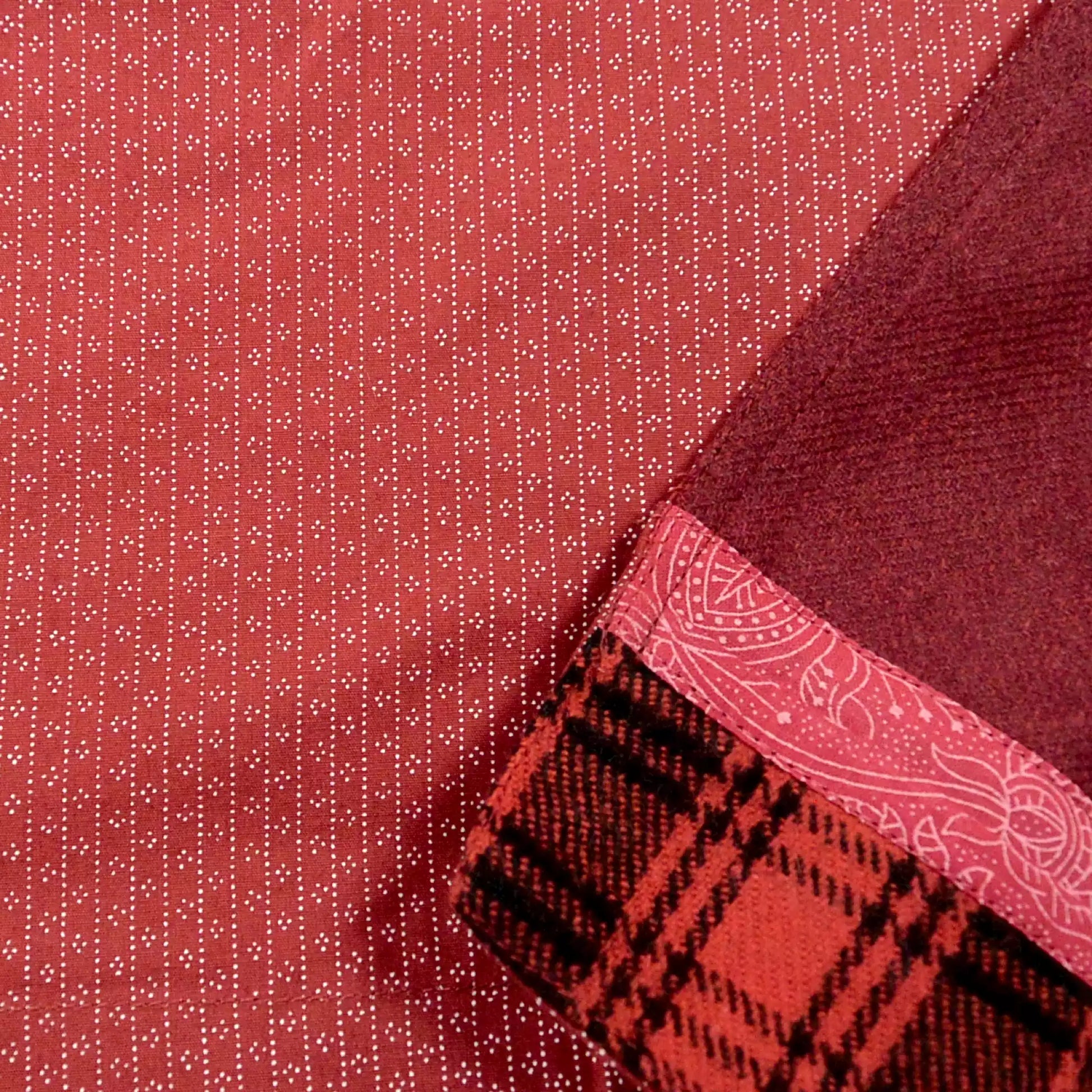 Detailansicht Stoff und Saum des bordeauxroten Tweed-Wickelrocks 