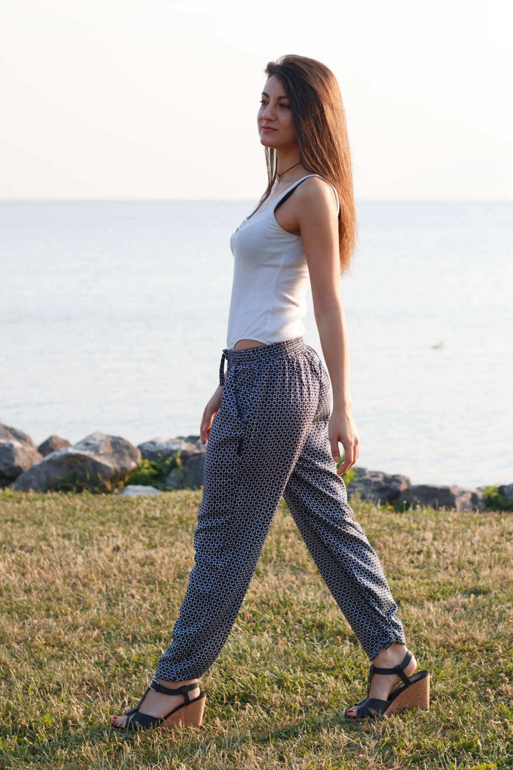 Model präsentiert Hose aus Viskose Nijens