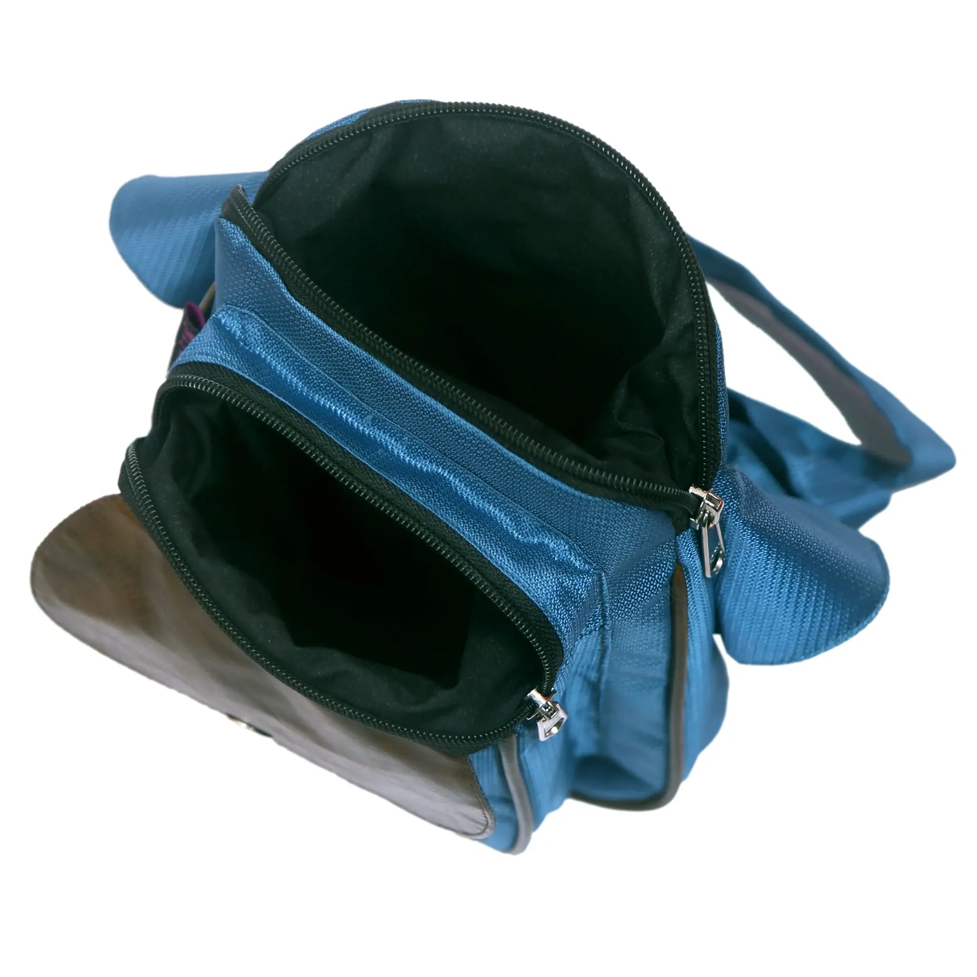 Innenansicht der Gassi-Tasche mit zwei großen Reißverschlussfächern – viel Platz für Leckerlis und Zubehör