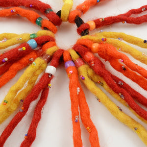 Nijens Fransen-Haargummi aus Wolle Orange-Gelb mit Perlen 2
