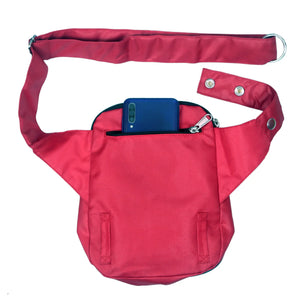 Nijens Leckerlibeutel (Wasserdicht, Rot)  mit geöffnetem Rückfach und sichtbarem Smartphone.