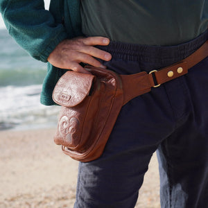 Nijens Gassi-Tasche Leder Brandy Leckerlitasche Pfote & Herz Motive 2